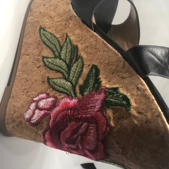 Black Leather strap  Flower Embroidery Print Cork Wedge Like New - Picture 4 of 13